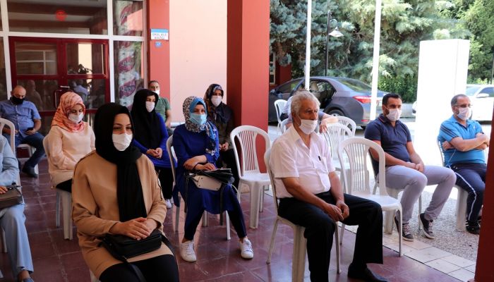 Elazığ'da ilkokul öğrencilerine "Arkadaş" tatil kitabının dağıtımına başlandı