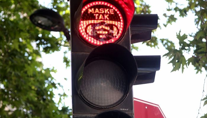 Sakarya'da trafik ışıklarıyla "Maske tak" çağrısı