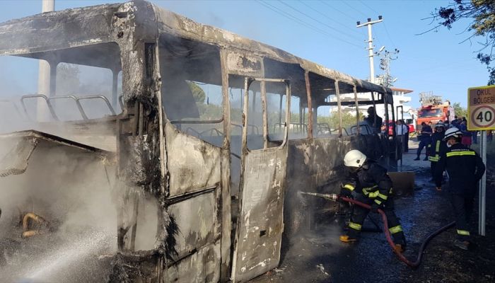 Antalya'da park halindeki servis otobüsü yandı