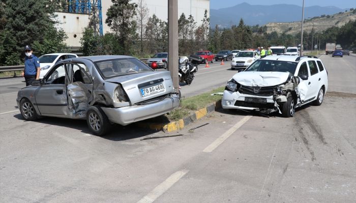 Karabük'te iki otomobil çarpıştı: 2'si çocuk 7 yaralı
