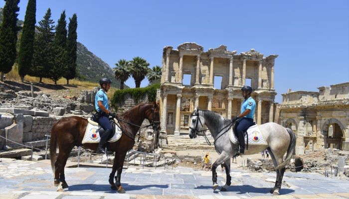 Efes Antik Kenti'nin güvenliği atlı jandarmaya emanet
