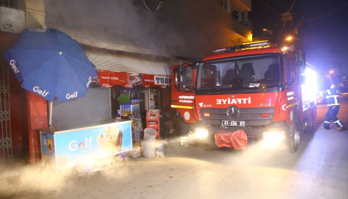 Adana'da markette çıkan yangın maddi hasara neden oldu