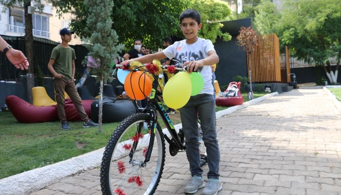 Siirt'te bisiklet almak için simit satan çocuğa doğum günü sürprizi