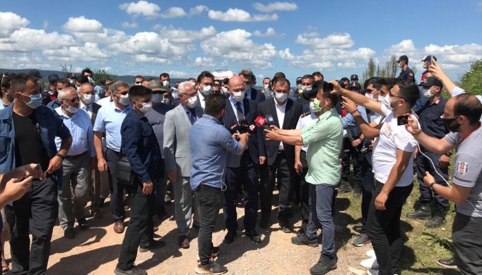 İçişleri Bakanı Soylu Sakarya'da patlamanın yaşandığı bölgede incelemede bulundu