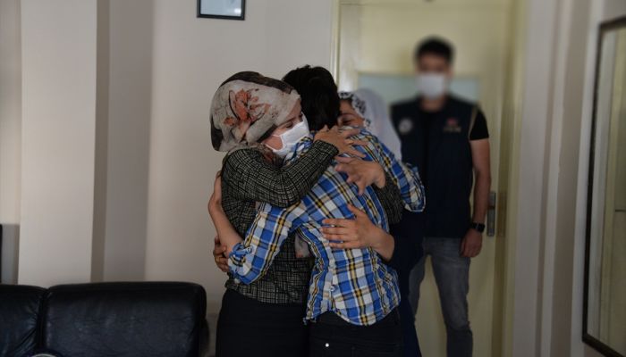 PKK'lı kadın terörist ikna çalışması sonucu Suriye sınırında teslim oldu 