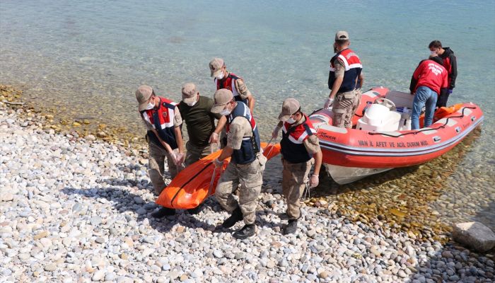 Van Gölü'nde teknenin batması sonucu kaybolanlardan 2'sinin daha cesedi bulundu

