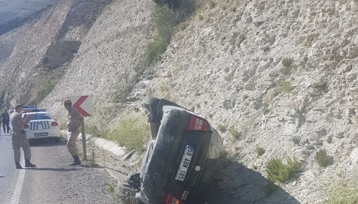 Sivas'ta otomobil devrildi: 5 yaralı 