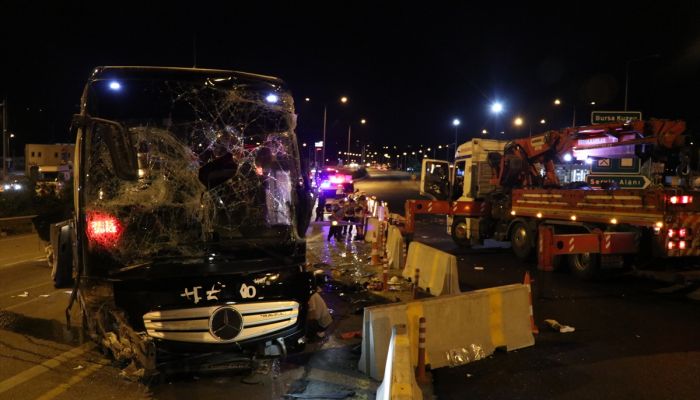 Bursa'da otoyolda yolcu otobüsü devrildi: 1 ölü, 16 yaralı
