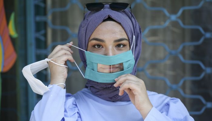 Şeffaf maskeler özel eğitim merkezindeki işitme engelli öğrencilere dağıtıldı