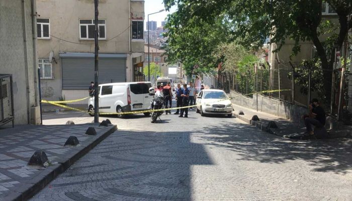 Bağcılar'da, narkotim ekibine yönelik silahlı saldırıda 2 polis yaralandı