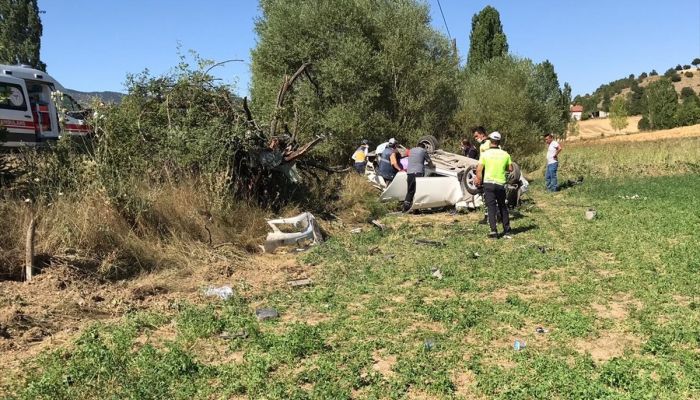 Uşak'ta otomobilin devrilmesi sonucu 1 kişi öldü, 1 kişi yaralandı