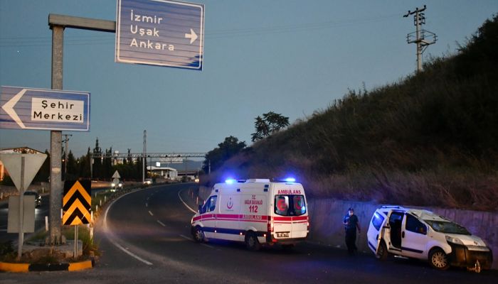 Manisa'da otomobil devrildi: 5 yaralı