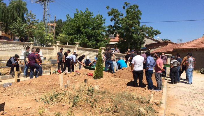 Bilecik'te gölette boğulan anne ve kızının cenazeleri toprağa verildi