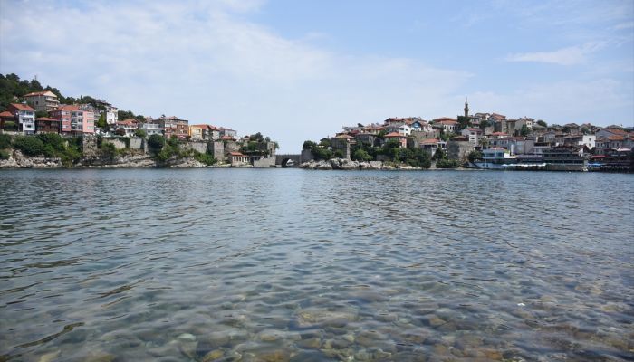Amasra'ya bir günde nüfusunun 10 katı tatilci geldi