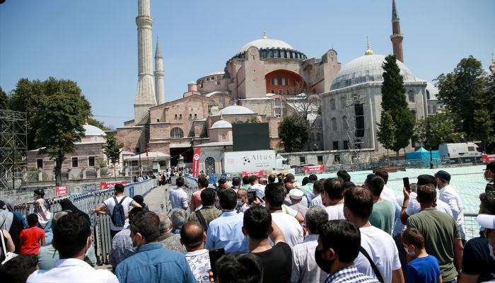 Ayasofya-i Kebir Cami-i Şerifi'nde bayramın ikinci günü ziyaretçi yoğunluğu yaşanıyor