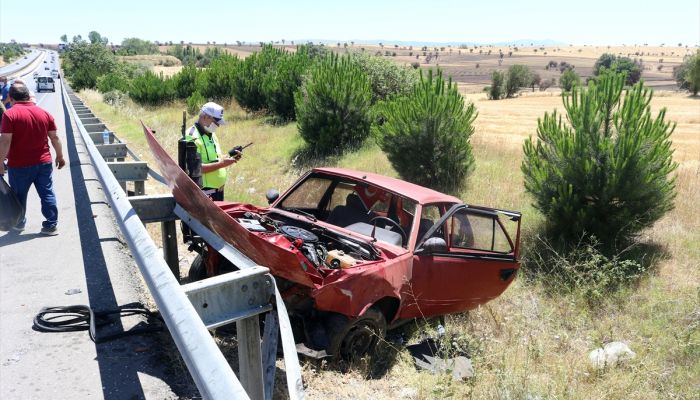 Uşak'ta otomobil bariyerlere çarptı: 1 ölü, 6 yaralı