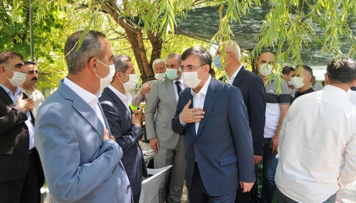AK Parti Genel Başkan Yardımcısı Cevdet Yılmaz, Bingöl’de partililerle bayramlaştı: 