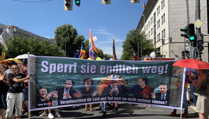 Almanya’da Kovid-19 kısıtlamaları protesto edildi 