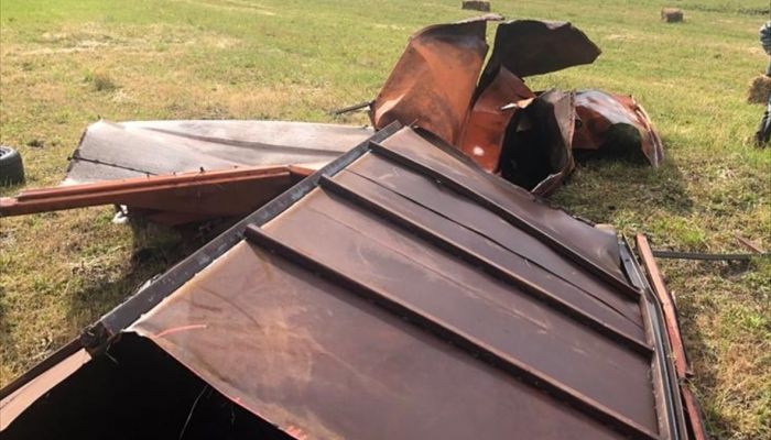 Ardahan'da şiddetli rüzgar ve hortum çatılara zarar verdi