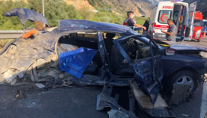 Adana'da otomobil ile kamyonetin çarpışması sonucu 4 kişi öldü
