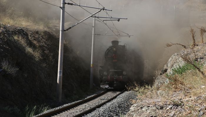 Atatürk'ü 100 yıl önce Pozantı'ya getiren buharlı kara tren yeninden Pozantı'da 