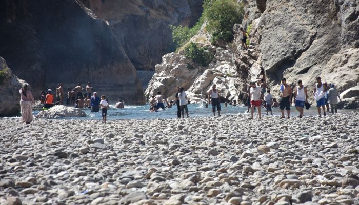 Sıcak havadan bunalan turistler Kahta Çayı'nda serinledi