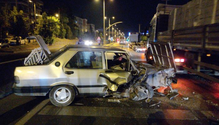 Kocaeli'de park halindeki tıra çarpan otomobilin sürücüsü yaralandı