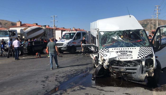 Bitlis'te minibüsle otomobil çarpıştı: 11 yaralı