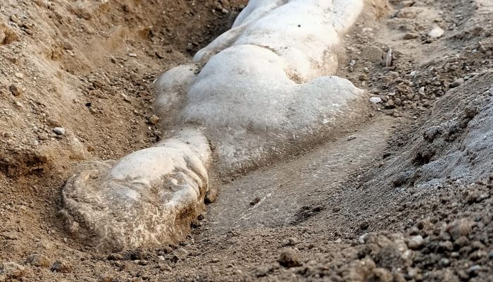 İzmir'de mitolojik varlık Satyros'un kabartması bulundu 