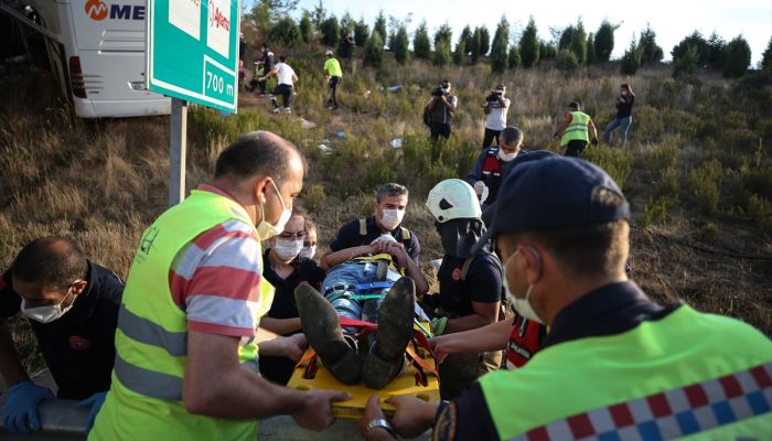 İstanbul'da Kuzey Marmara Otoyolu’da otobüs kazası meydana geldi. Kazada ölü ve yaralılar olduğu bildirildi.
