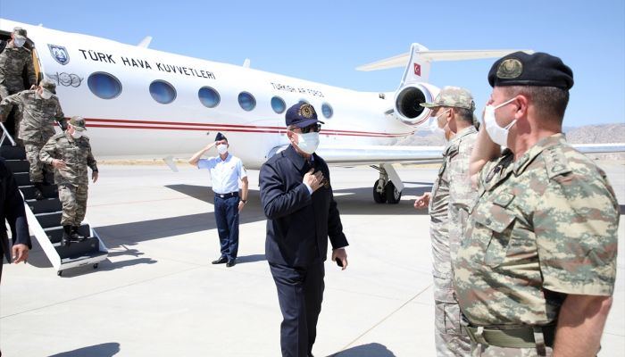 Milli Savunma Bakanı Akar, Genelkurmay Başkanı ve Kara Kuvvetleri Komutanı ile Irak sınırındaki birliklerde inceleme ve denetlemelerde bulunuyor.