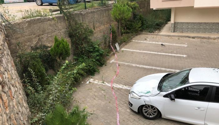 Bursa'da savrulan otomobil yolun alt kısmındaki otomobilin üzerine düştü: 2 yaralı
