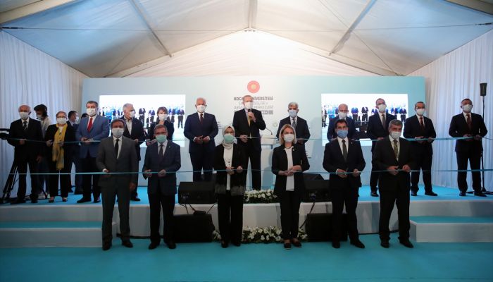 Cumhurbaşkanı Erdoğan: "Muhalefetin sürekli eleştirdiği, 'gereksiz' dediği sağlık yatırımlarımızın kıymeti salgın döneminde çok iyi anlaşılmıştır."