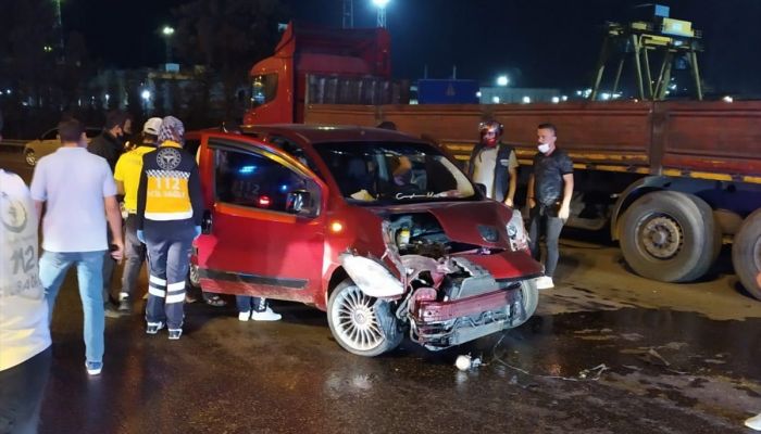 Karabük'te hafif ticari araç park halindeki tıra çarptı: 4 yaralı