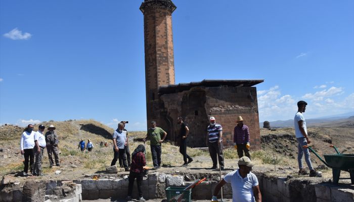 Anadolu'daki ilk Türk camisi Ebul Menuçehr'in çevresindeki kazı çalışması sürüyor
