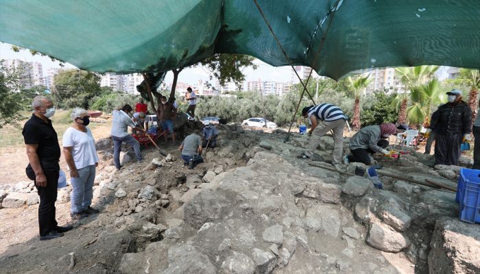 Mersin'de şair Aratos'un anıt mezarı kazılarında iç duvara ulaşıldı 