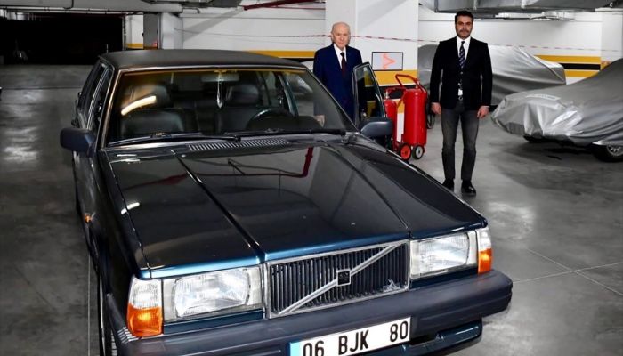 MHP Genel Başkanı Bahçeli, "BJK" plakalı aracını hediye etti