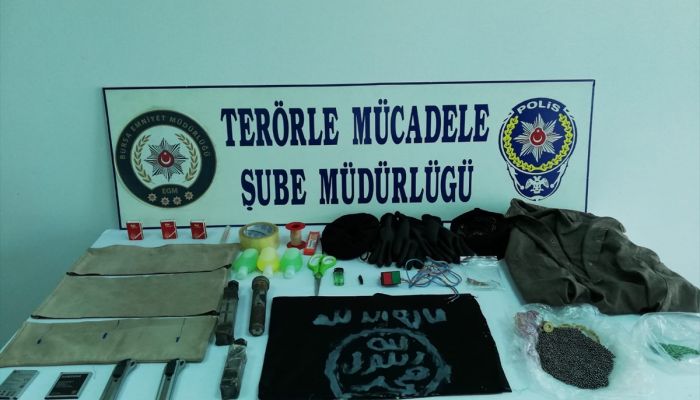 Bursa'nın İnegöl ilçesindeki operasyonda, bombalı eylem hazırlığı yapan terör örgütü DEAŞ üyesinin evinde üç patlayıcı düzeneği ele geçirildi.