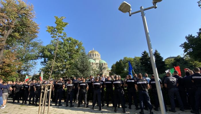 Bulgaristan'da göstericiler milletvekillerine yumurta ve domates attı