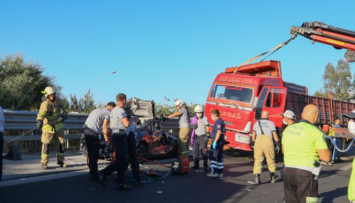 İzmir'de kamyonun kasası otomobilin üzerine devrildi 1 kişi öldü 