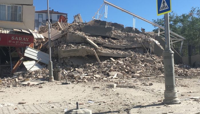 Malatya'da ağır hasarlı bina yıkım esnasında çöktü
