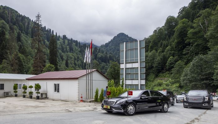 Cumhurbaşkanı Recep Tayyip Erdoğan, Rize'nin Çamlıhemşin ilçesine bağlı Ayder Yaylası'nda incelemelerde bulunuyor.