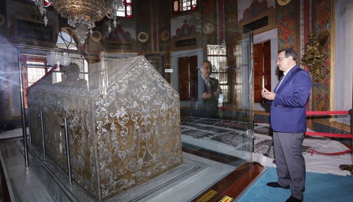 Bakan Dönmez, Osmanlı Padişahı Fatih Sultan Mehmet'in türbesini ziyaret etti
