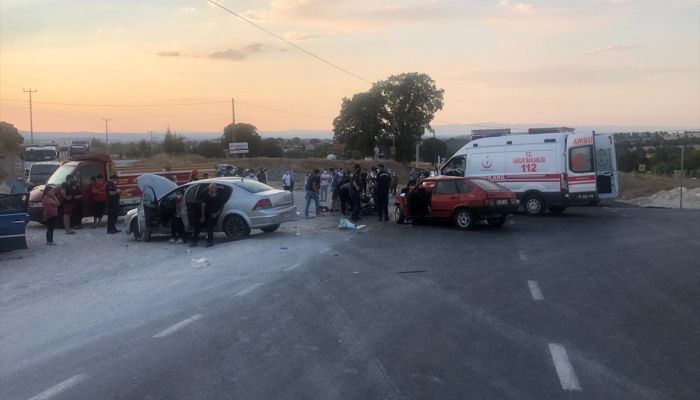 Uşak'ta iki otomobil çarpıştı: 1 ölü, 7 yaralı