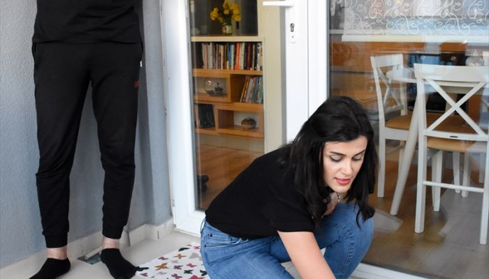 Emel öğretmen sosyal medyadan "kukla" gösterileriyle çok sayıda öğrenciye ulaşıyor