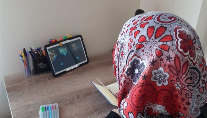 TDV'den burs alan öğrencilere yönelik online eğitim kampı