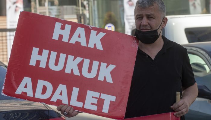 İBB'de işten çıkartılan işçiler CHP Genel Merkezi önünde toplandı