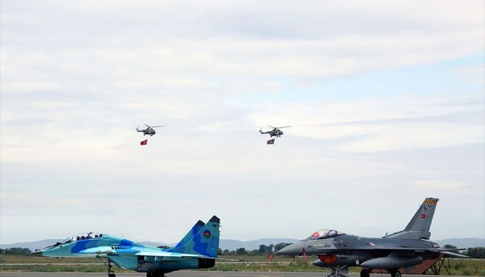 Türk F-16'ları Azerbaycan'ın Gence kentinde uçuş gerçekleştirdi