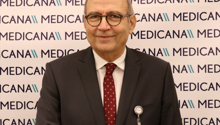 Sanatçı Bülent Ersoy, mide rahatsızlığı nedeniyle İzmir'de tedavi altına alındı