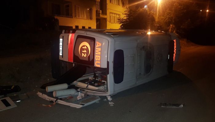 Hatay'da hasta taşıyan ambulans devrildi: 3 yaralı